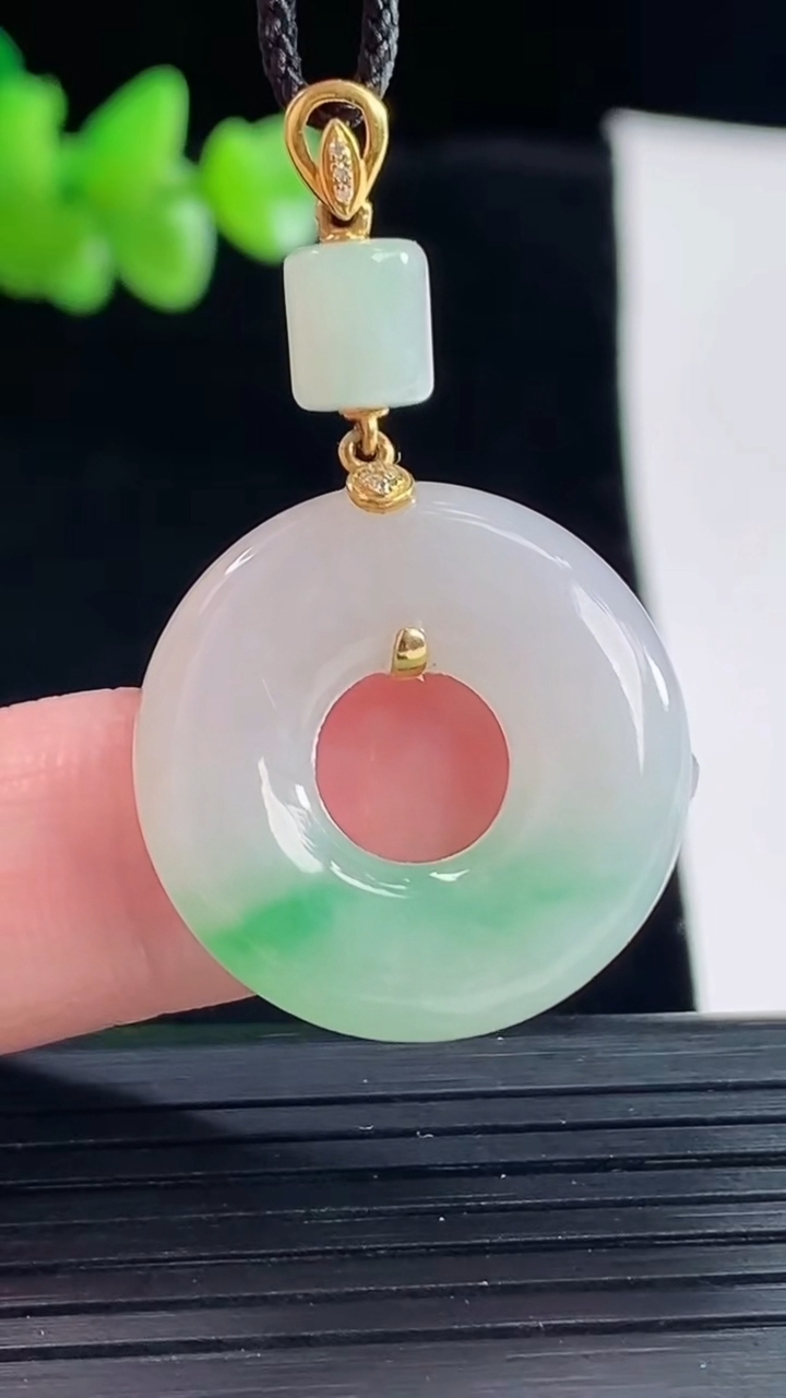 天然A货翡翠平安环吊坠，尺寸23.5-5.8重量:6.85g
5月6日
