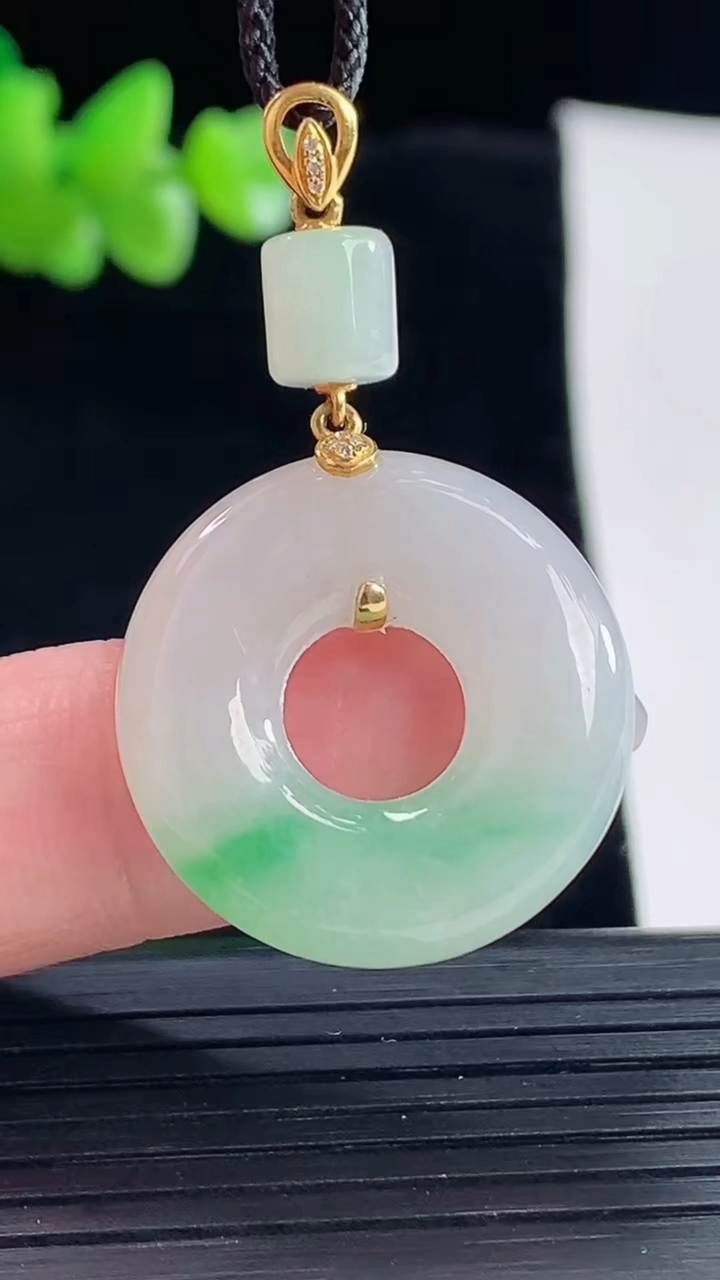 天然A货翡翠平安环吊坠，尺寸23.5-5.8重量:6.85g
5月6日
