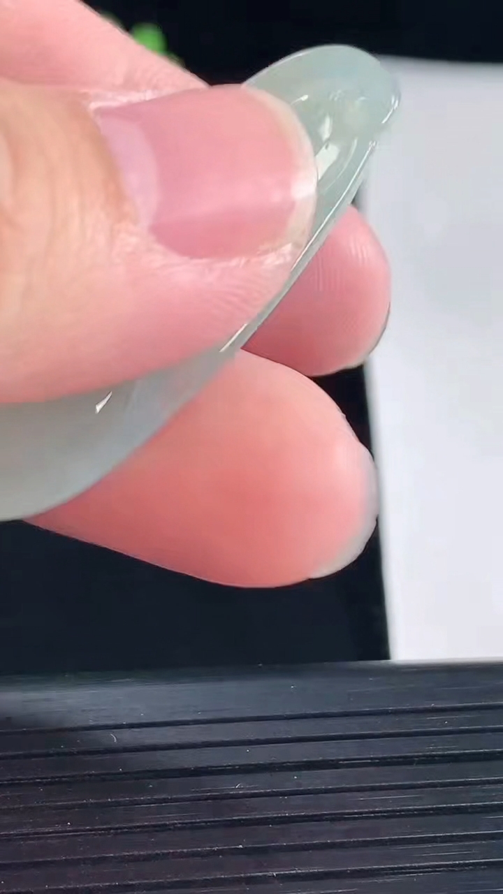 天然A货翡翠福豆吊坠，尺寸45-18-7重量:9.05g
5月6日