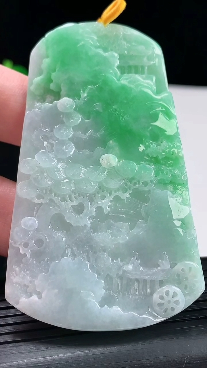 天然A货翡翠山水牌吊坠，尺寸76-46-5.5重量:46.11g
5月6日