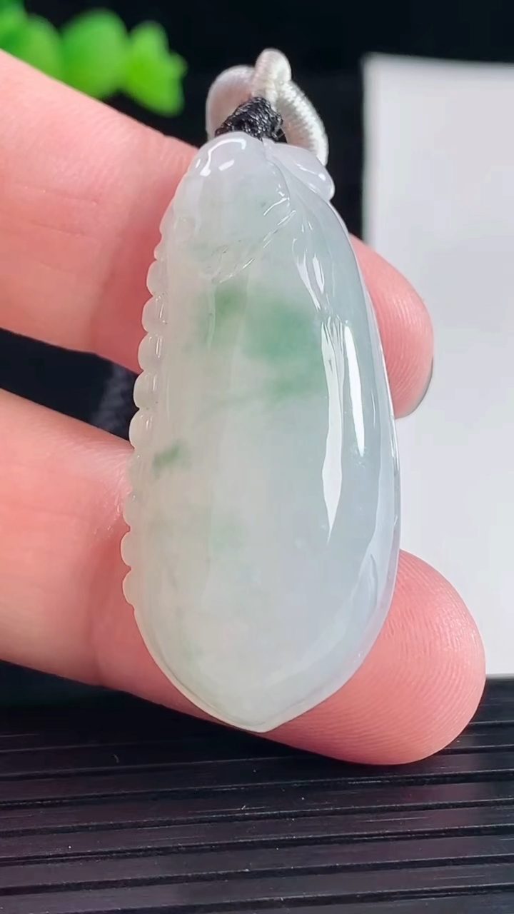 天然A货翡翠福瓜吊坠，尺寸42-19.5-10重量:17.13g
5月6日