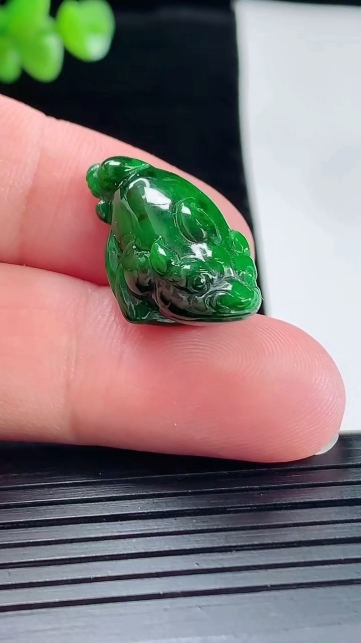 天然A货翡翠金蟾吊坠，尺寸24.2-14-12.5重量:5.55g
5月6日