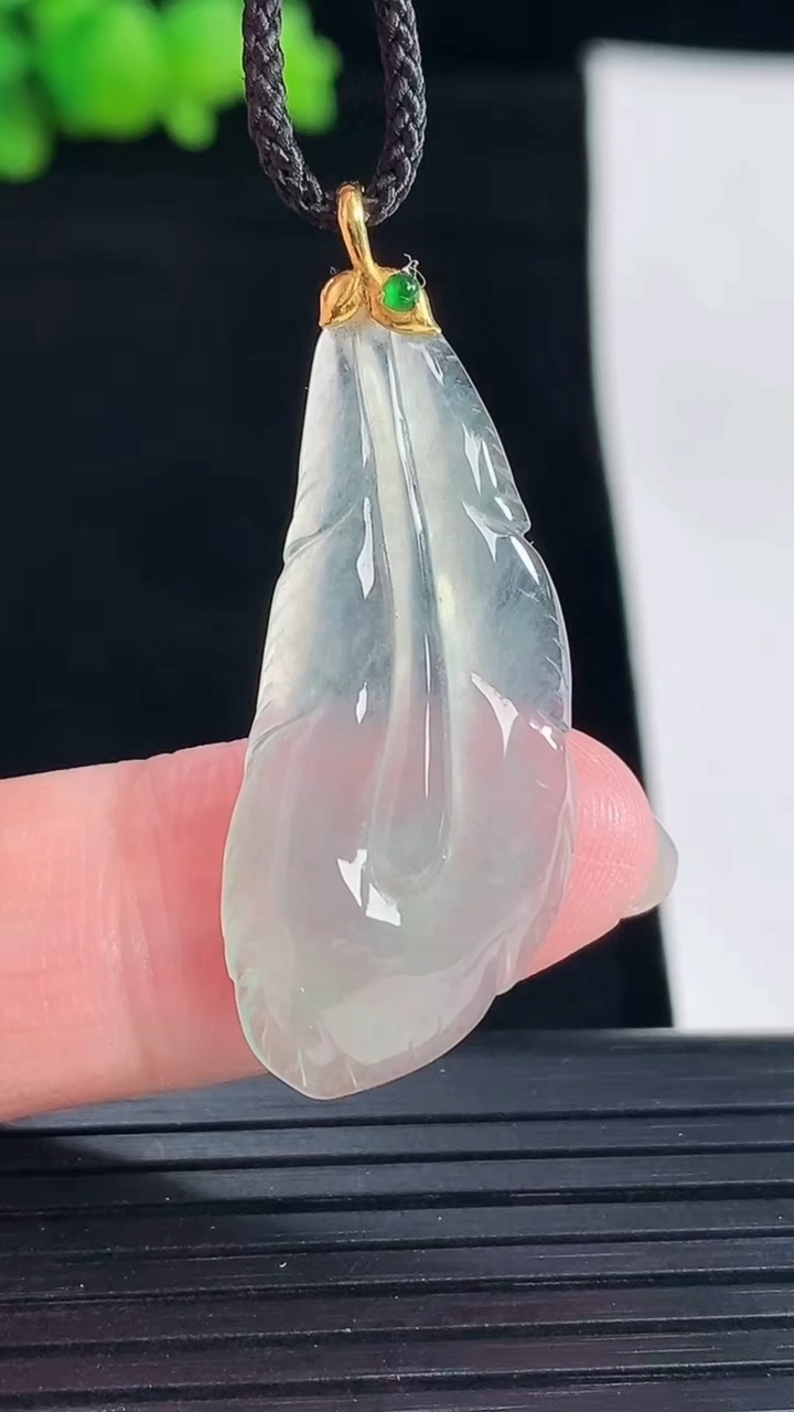 天然A货翡翠羽毛吊坠，尺寸33-15-4重量:3.05g
5月6日