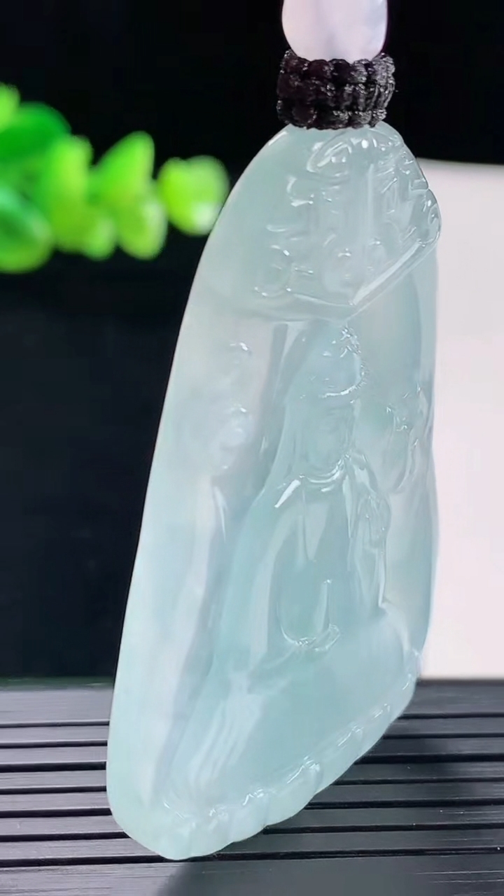 天然A货翡翠大势至菩萨吊坠，尺寸56-34-5.2重量:24.37g
5月6日