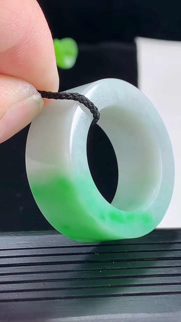 天然A货翡翠素面玉扳指，尺寸22.5-13-6重量:20.32g
5月6日