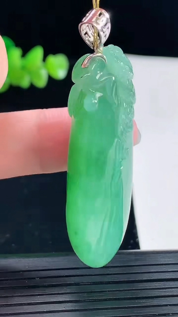 天然A货翡翠福瓜吊坠，尺寸47.6-19-13.2重量:23.52g
5月6日