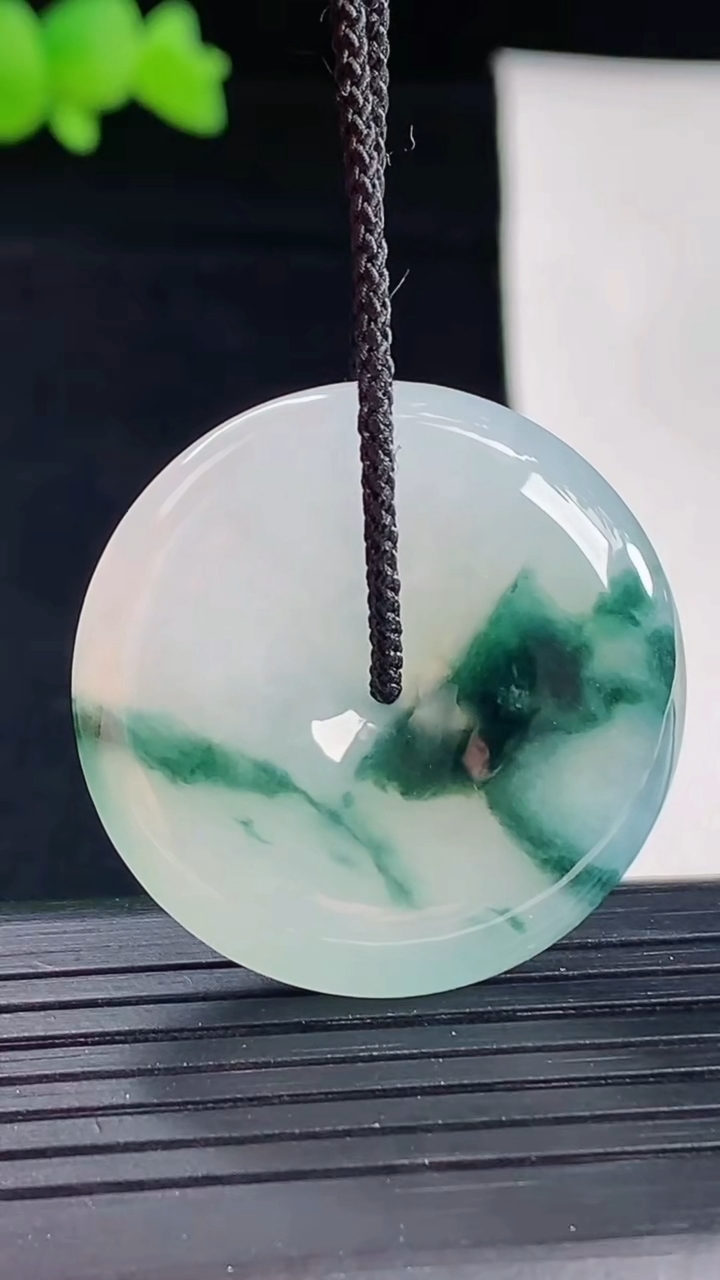 天然A货翡翠冰种飘花平安扣吊坠，尺寸31.5-6重量:12.14g
5月6日