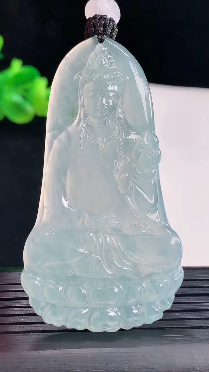 天然A货翡翠种飘花大势至菩萨吊坠，尺寸62.8-35.5-5重量:25.95g
5月6日