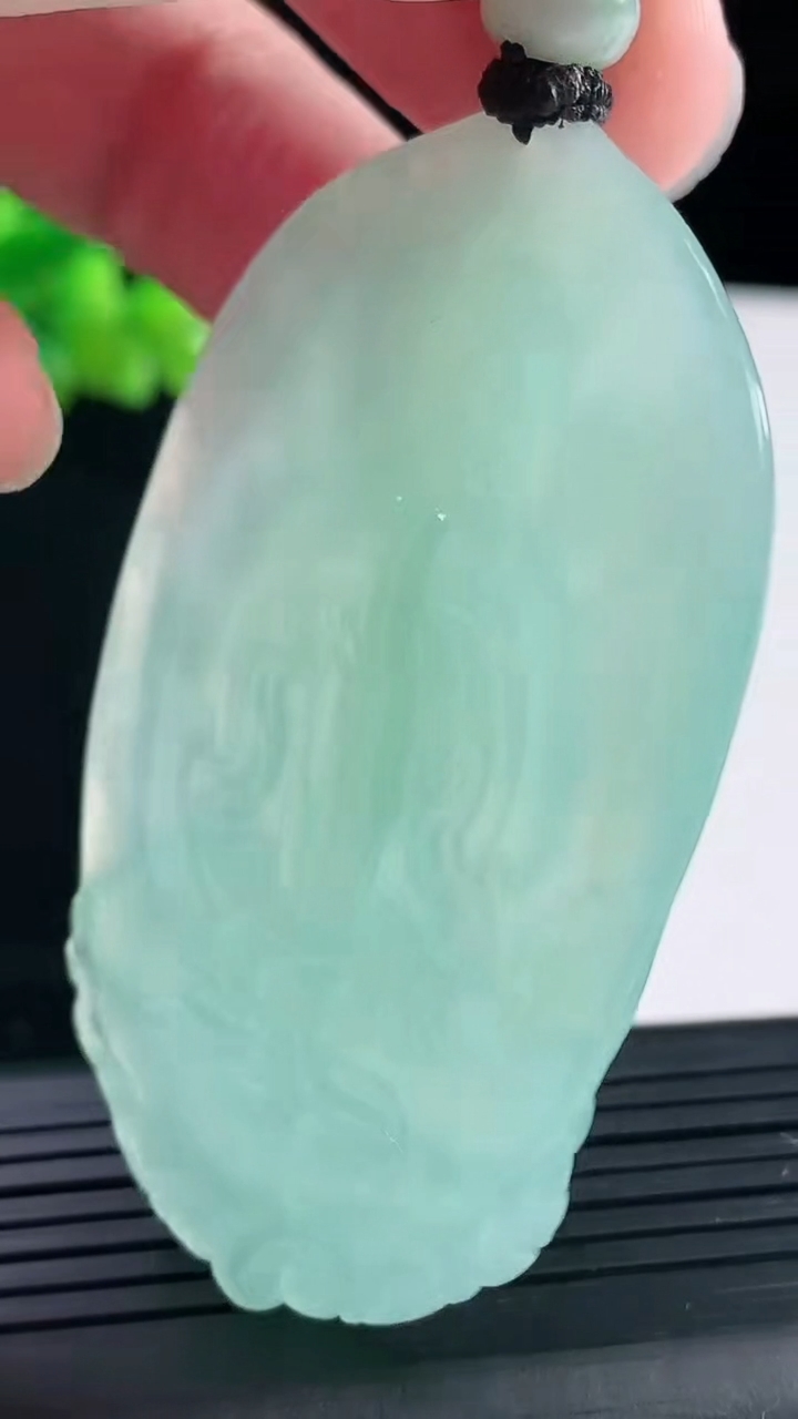 天然A货翡翠大势至菩萨吊坠，尺寸63-38.6-8.5重量:36.61g
5月6日