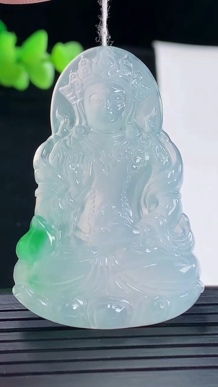 天然A货翡翠度母菩萨吊坠，尺寸50-33-6重量:16.79g
5月6日