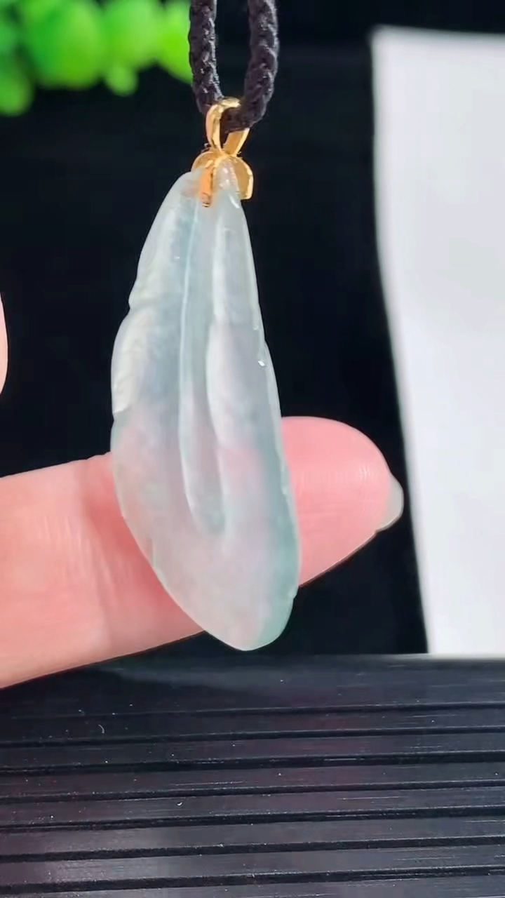 天然A货翡翠羽毛吊坠，尺寸33-15-4重量:3.05g
5月6日
