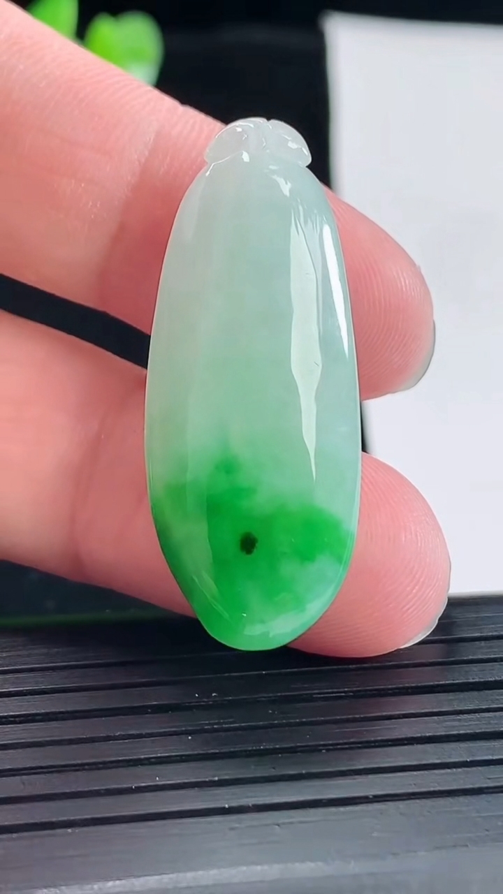 天然A货翡翠福瓜吊坠，尺寸38-15-9.5重量:9.25g
5月6日