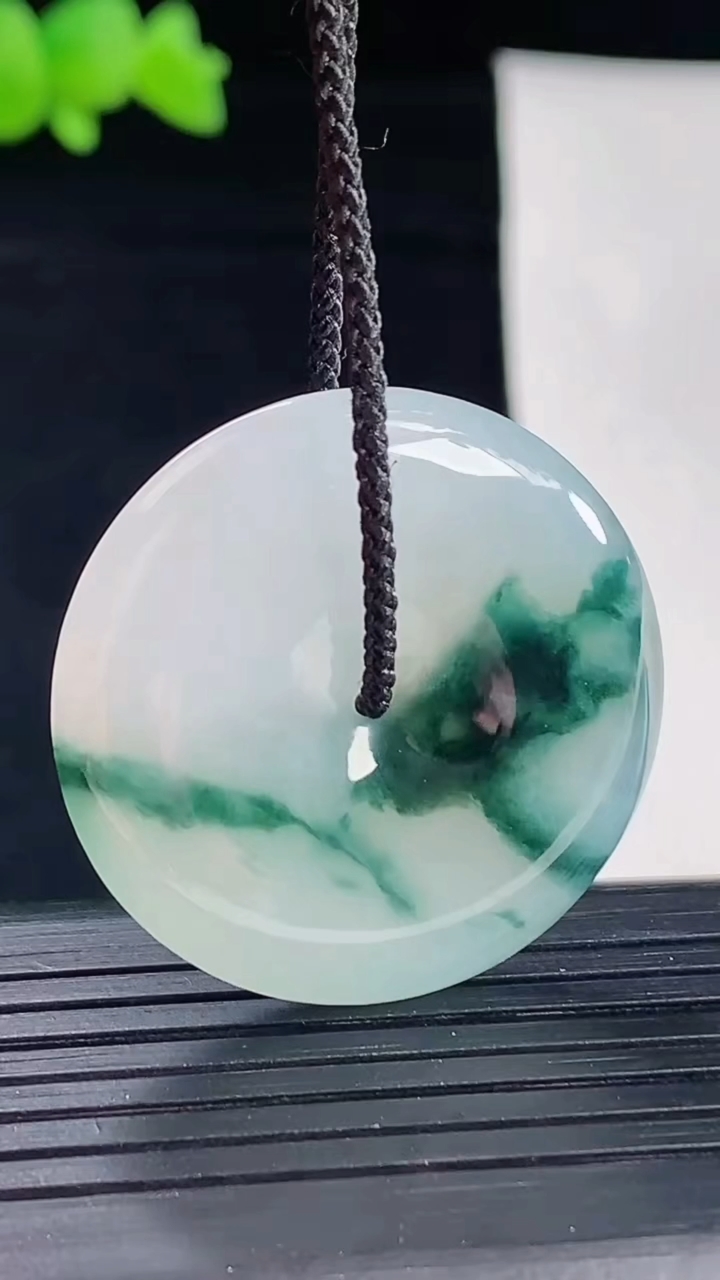 天然A货翡翠冰种飘花平安扣吊坠，尺寸31.5-6重量:12.14g
5月6日