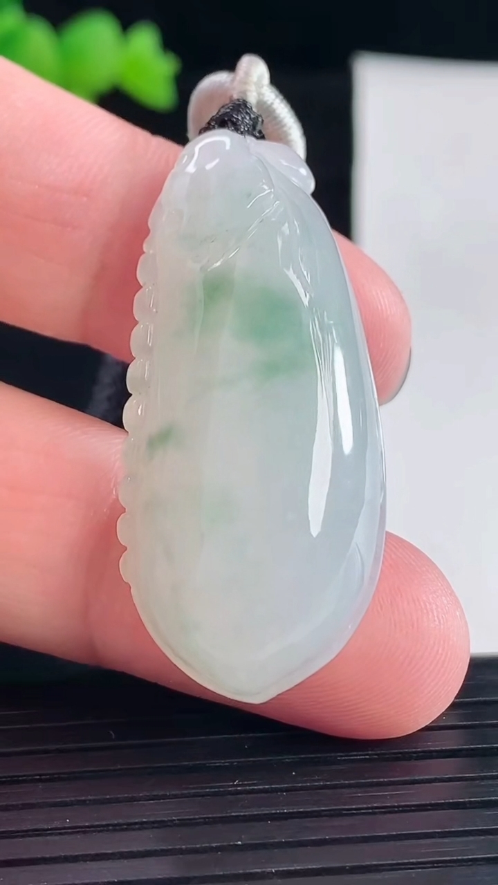 天然A货翡翠福瓜吊坠，尺寸42-19.5-10重量:17.13g
5月6日