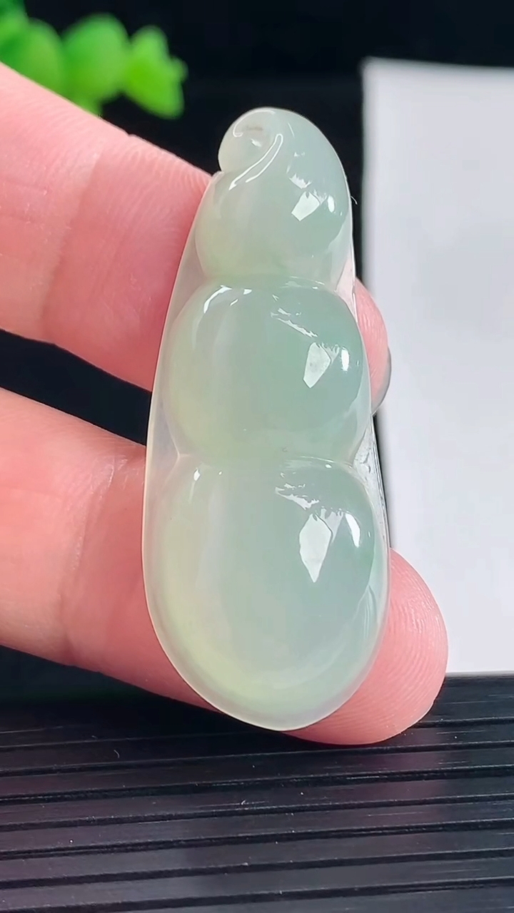 天然A货翡翠福豆吊坠，尺寸45-18-7重量:9.05g
5月6日