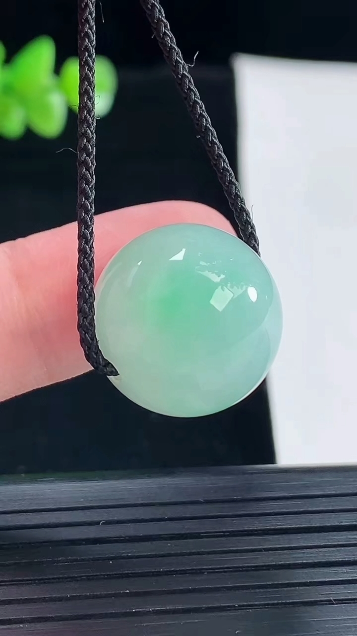 天然A货翡翠圆珠吊坠，尺寸18重量:10.00g
5月6日