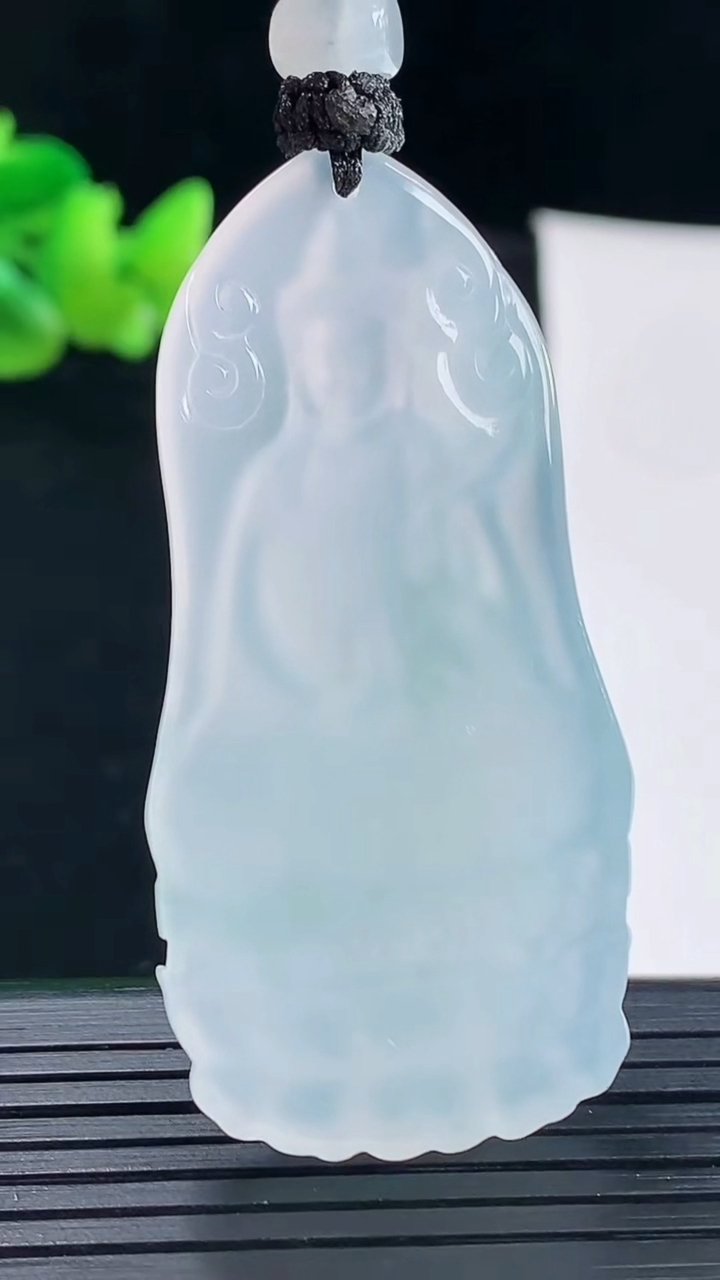 天然A货翡翠种白冰大势至菩萨吊坠，尺寸53-27-5.6重量:21.30g
5月6日