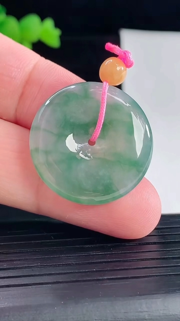 天然A货翡翠飘花平安扣吊坠，尺寸27-4.6重量:7.49g
5月6日