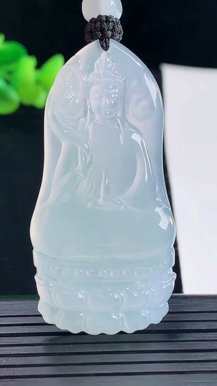 天然A货翡翠种白冰大势至菩萨吊坠，尺寸53-27-5.6重量:21.30g
5月6日