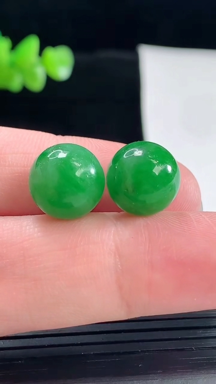 天然A货翡翠圆珠吊坠一对，尺寸12重量:6.00g
5月6日