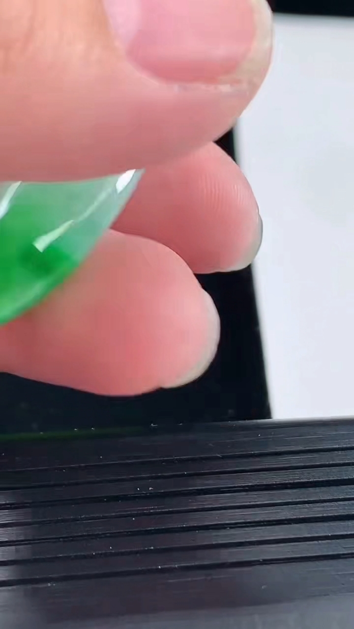天然A货翡翠福瓜吊坠，尺寸38-15-9.5重量:9.25g
5月6日