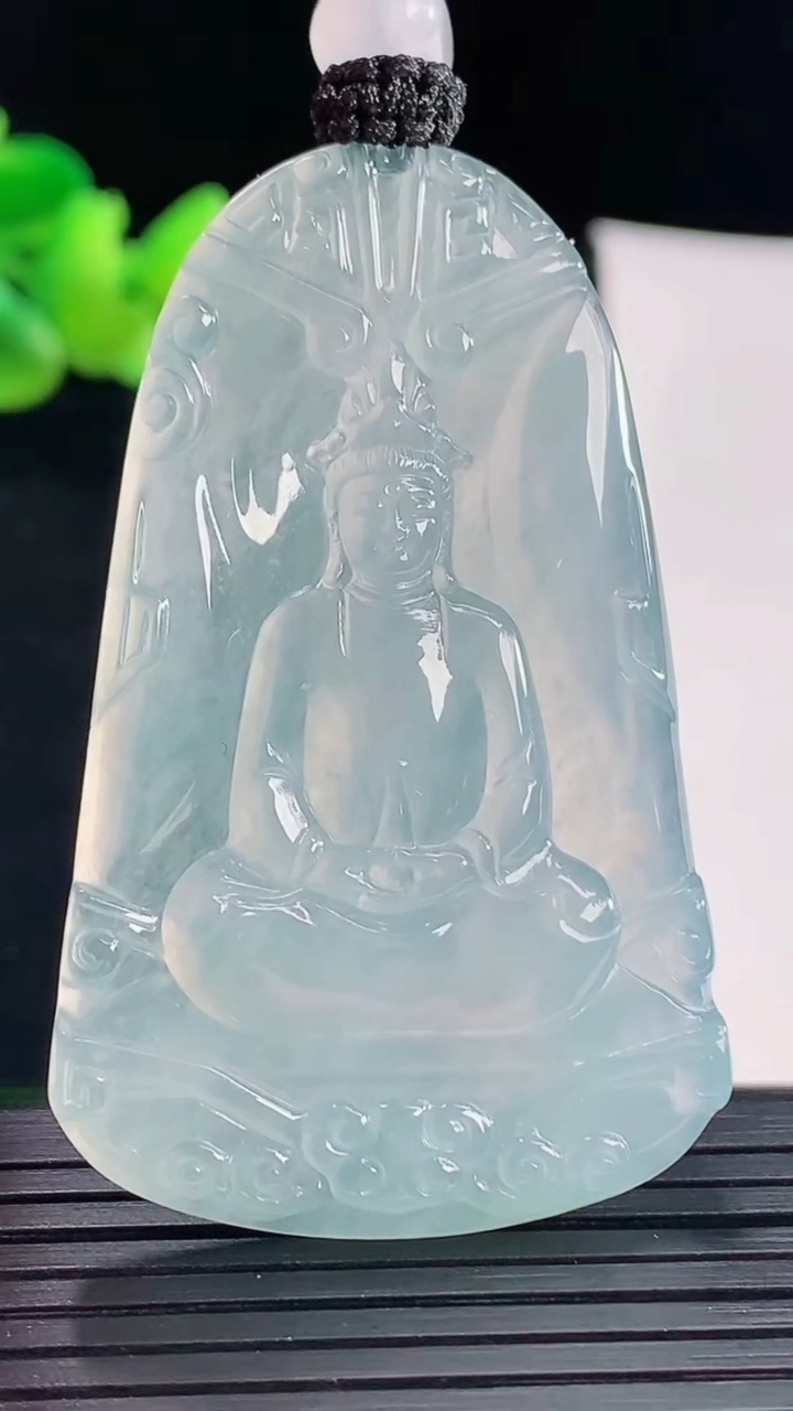 天然A货翡翠种飘花素衣观音吊坠，尺寸53.2-34-5.2重量:23.46g
5月6日