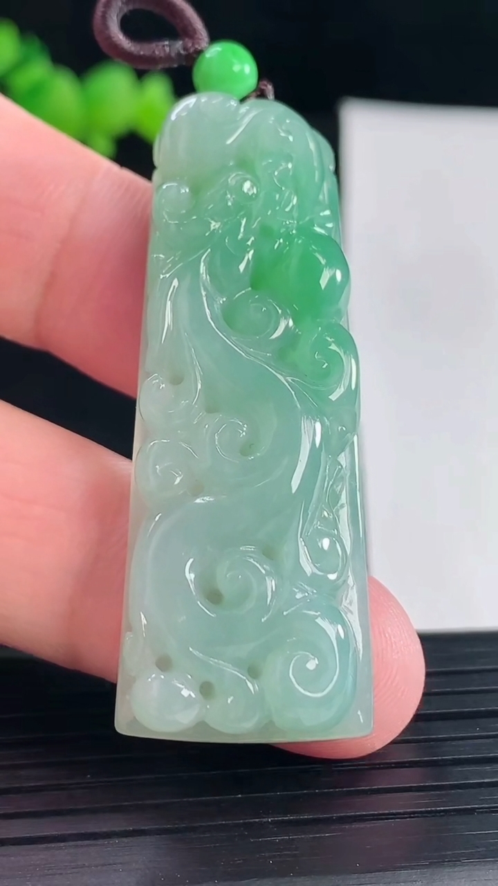 天然A货翡翠仿古龙牌吊坠，尺寸52-19.5-7.6重量:17.58g
5月6日