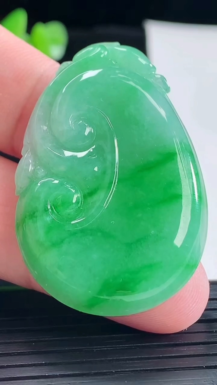 天然A货翡翠如意吊坠，尺寸43.5-30-6.2重量:15.75g
5月6日