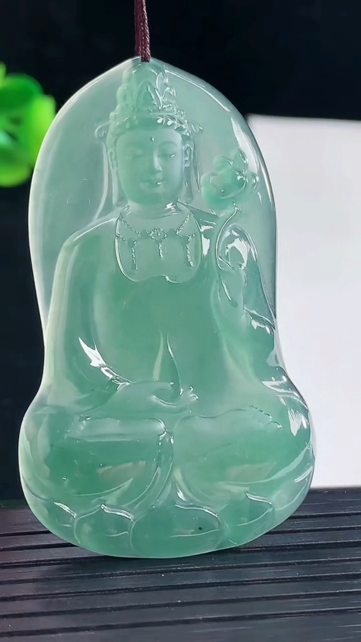 天然A货翡翠蓝水大势至菩萨吊坠，尺寸59-35-4重量:15.84g
5月6日