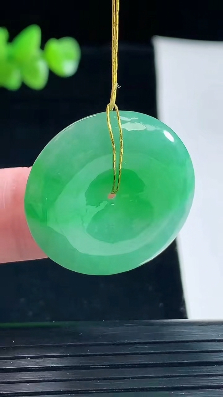 天然A货翡翠平安扣吊坠，尺寸27-6重量:9.17g
5月6日