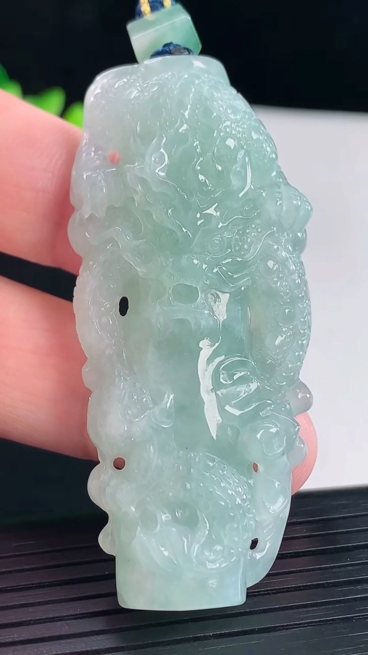 天然A货翡翠龙柱吊坠，尺寸63-28.5-11.2重量:35.91g
5月7日