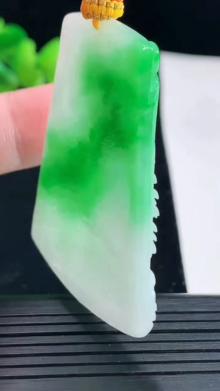 天然A货翡翠山水牌吊坠，尺寸51.5-38-5.2重量:24.01g
5月6日