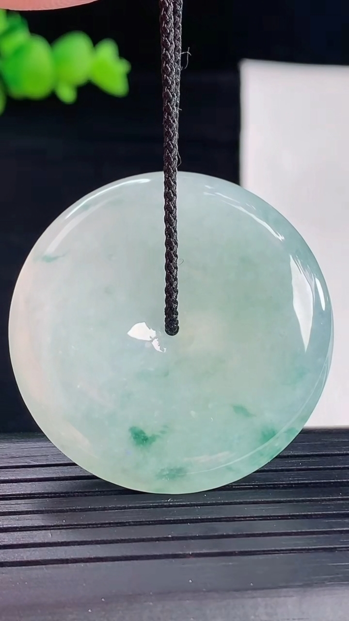 天然A货翡翠飘花平安扣吊坠，尺寸39-5.8重量:19.17g
5月6日