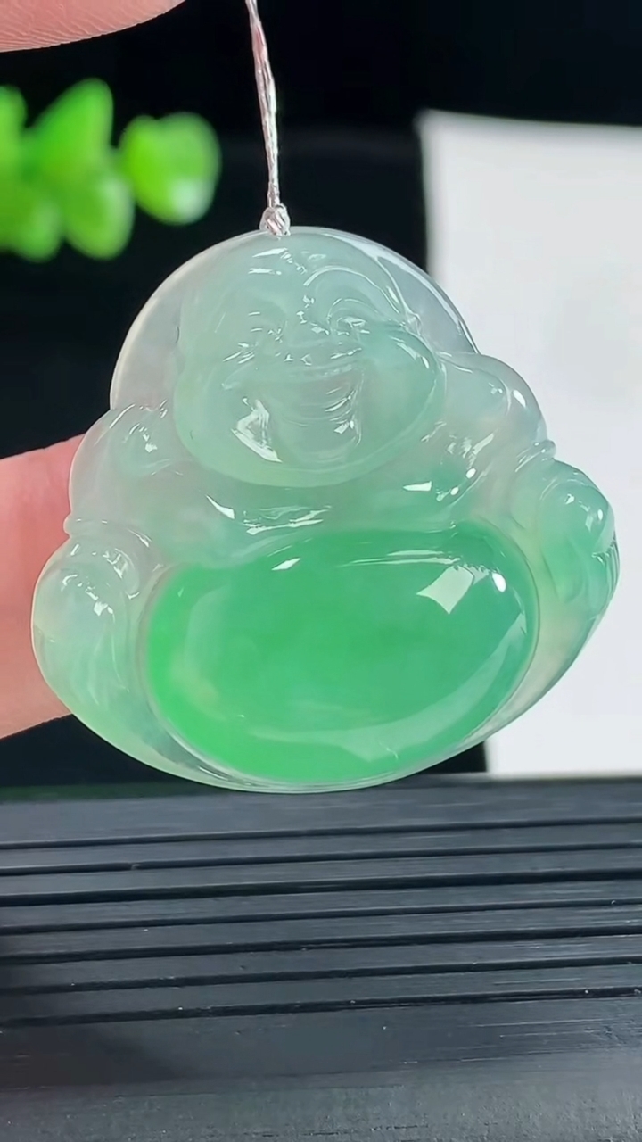天然A货翡翠佛公吊坠，尺寸30-32-6重量:8645g
5月6日