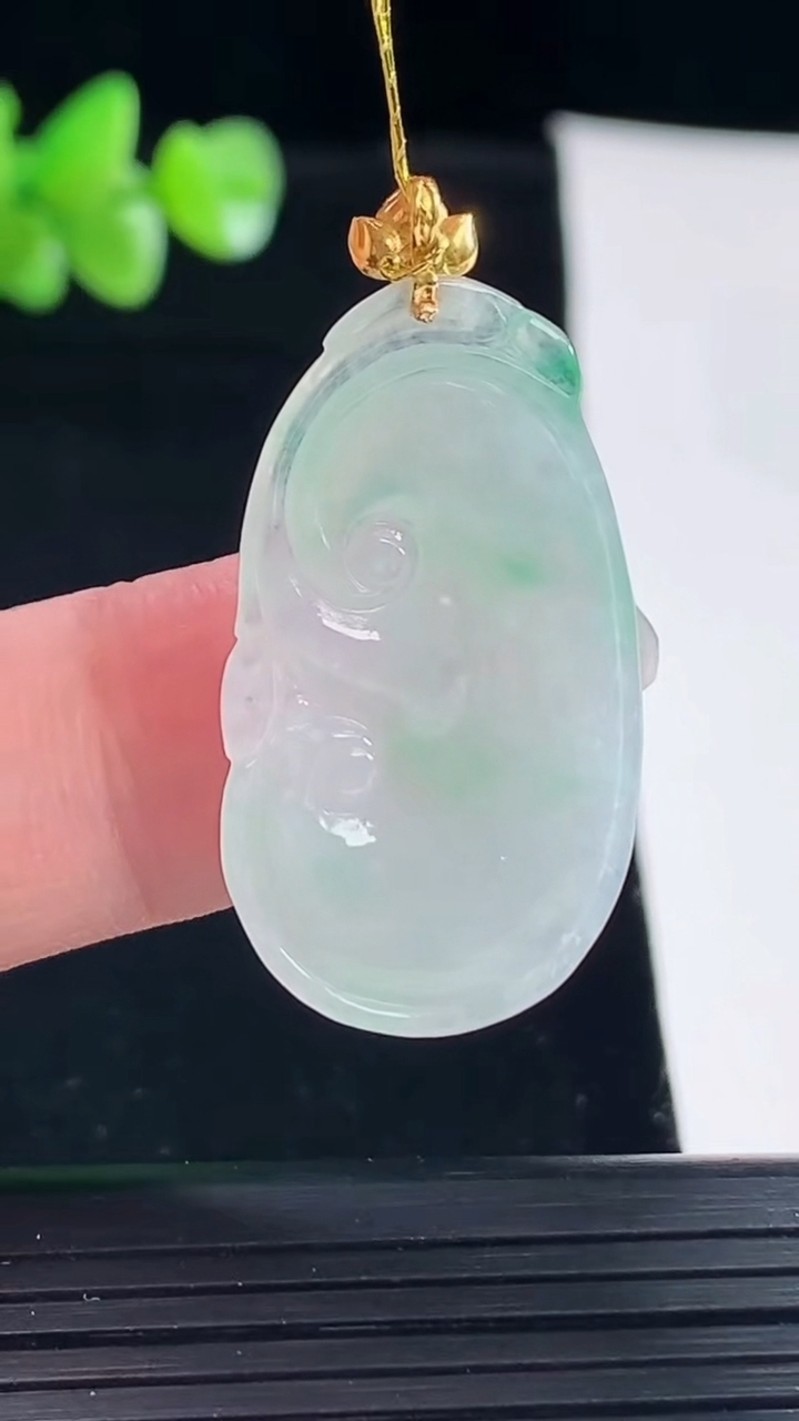 天然A货翡翠如意吊坠，尺寸31-18-4重量:4.41g
5月6日