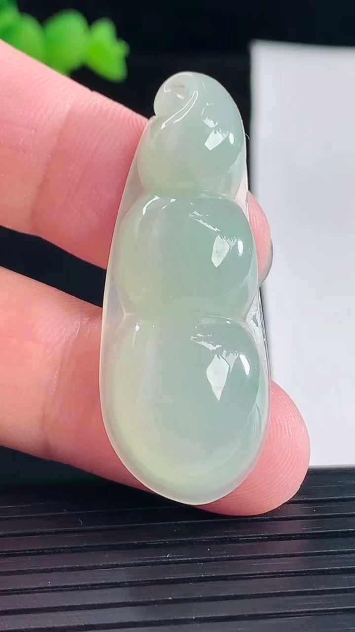 天然A货翡翠福豆吊坠，尺寸45-18-7重量:9.05g
5月6日