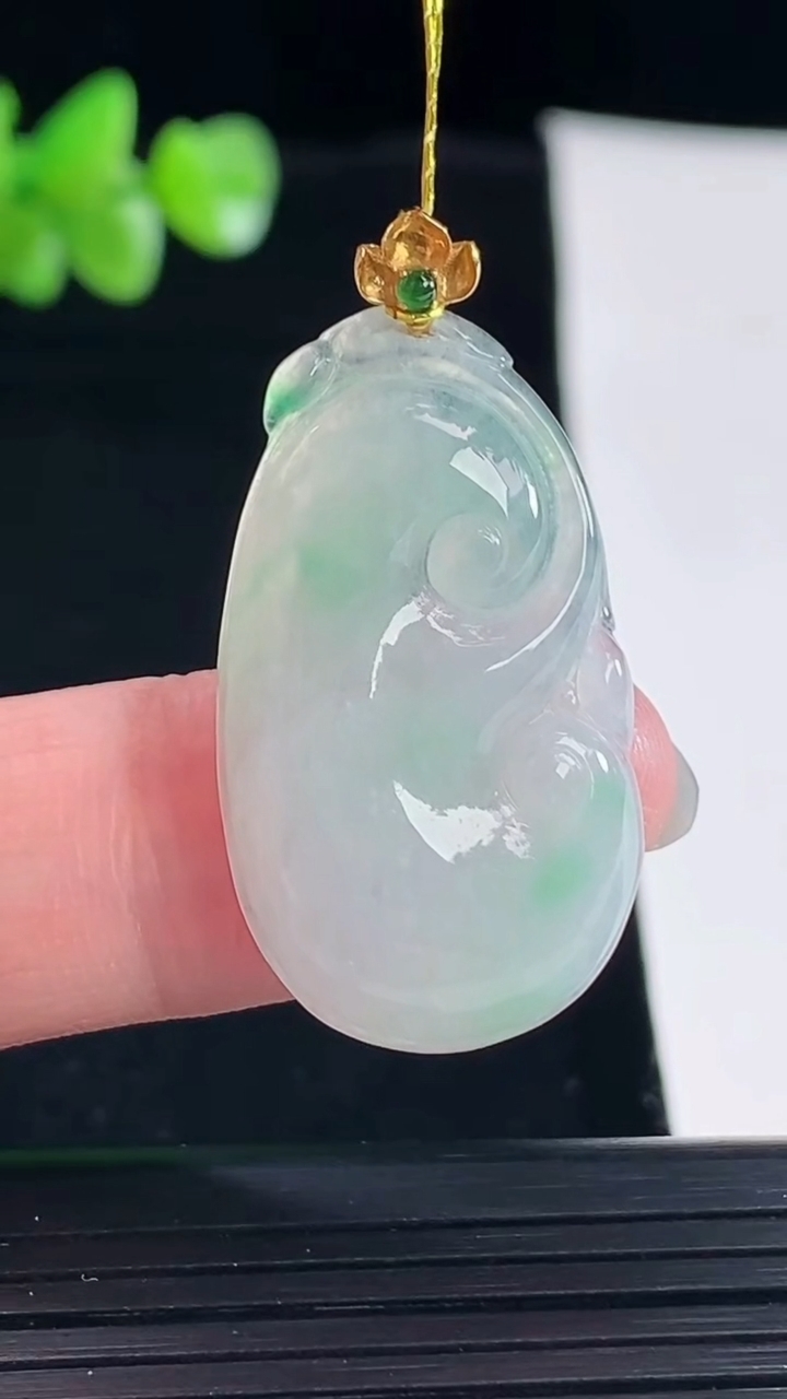 天然A货翡翠如意吊坠，尺寸31-18-4重量:4.41g
5月6日