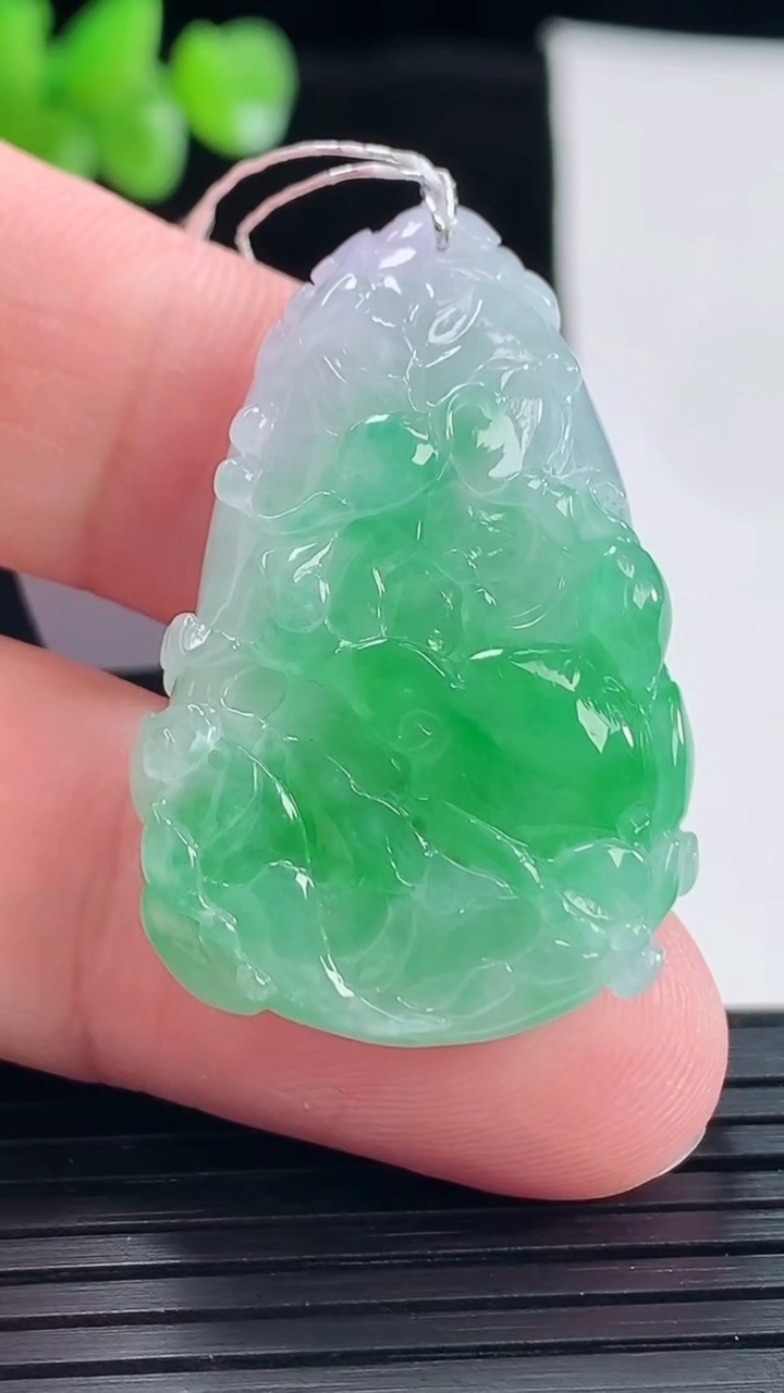 天然A货翡翠白菜吊坠，尺寸37-24-11重量:15.28g
5月6日