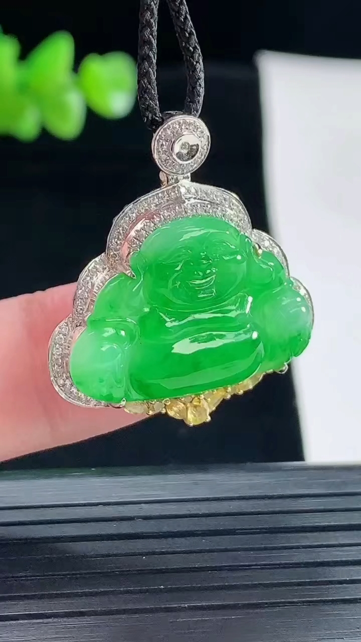 天然A货翡翠佛公吊坠，尺寸29-27-7.5，裸石16.5-24.5重量:4.67g
5月6日