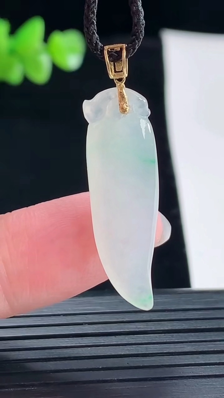 天然A货翡翠福瓜吊坠，尺寸28.6-9.8-5.5重量:3.03g
5月6日