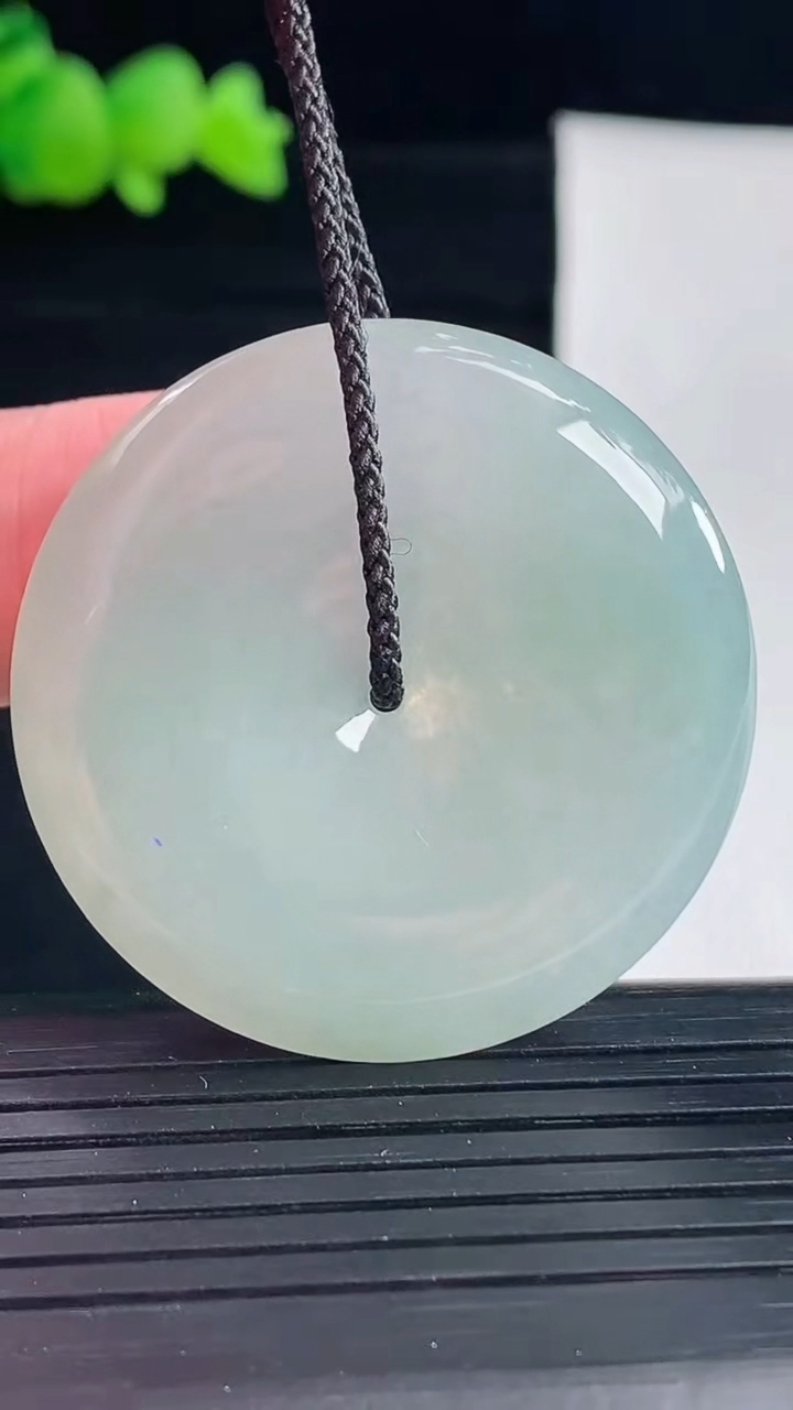 天然A货翡翠平安扣吊坠，尺寸38-5.2重量:16.06g
5月6日