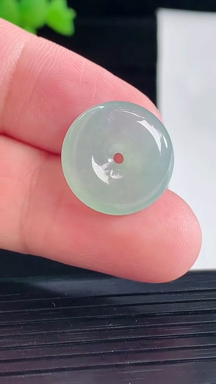 天然A货翡翠平安扣吊坠，尺寸17.6-5重量:2.97g
5月6日