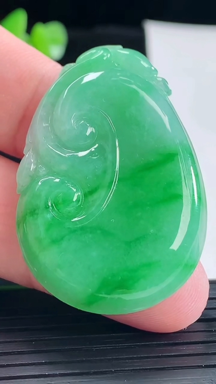 天然A货翡翠如意吊坠，尺寸43.5-30-6.2重量:15.75g
5月6日