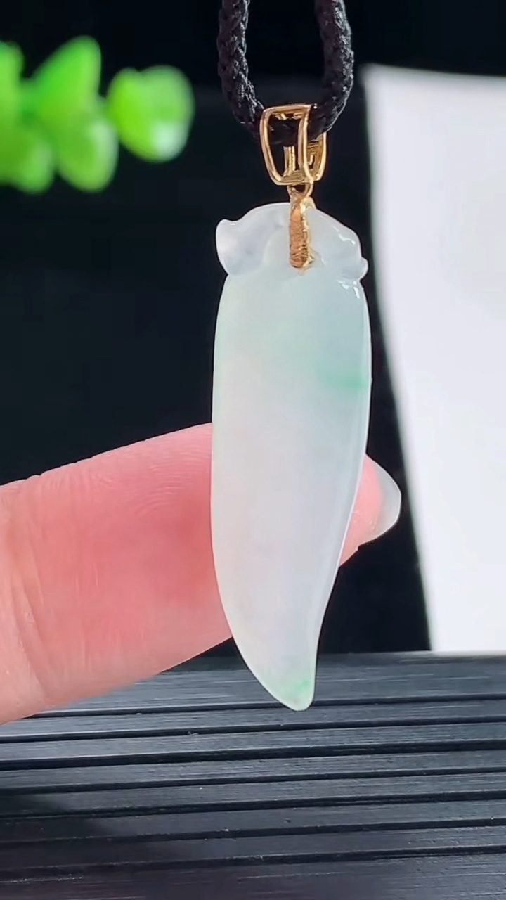 天然A货翡翠福瓜吊坠，尺寸28.6-9.8-5.5重量:3.03g
5月6日