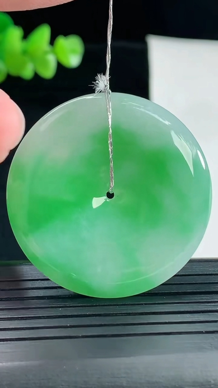天然A货翡翠平安扣吊坠，尺寸39-5.6重量:18.29g
5月6日