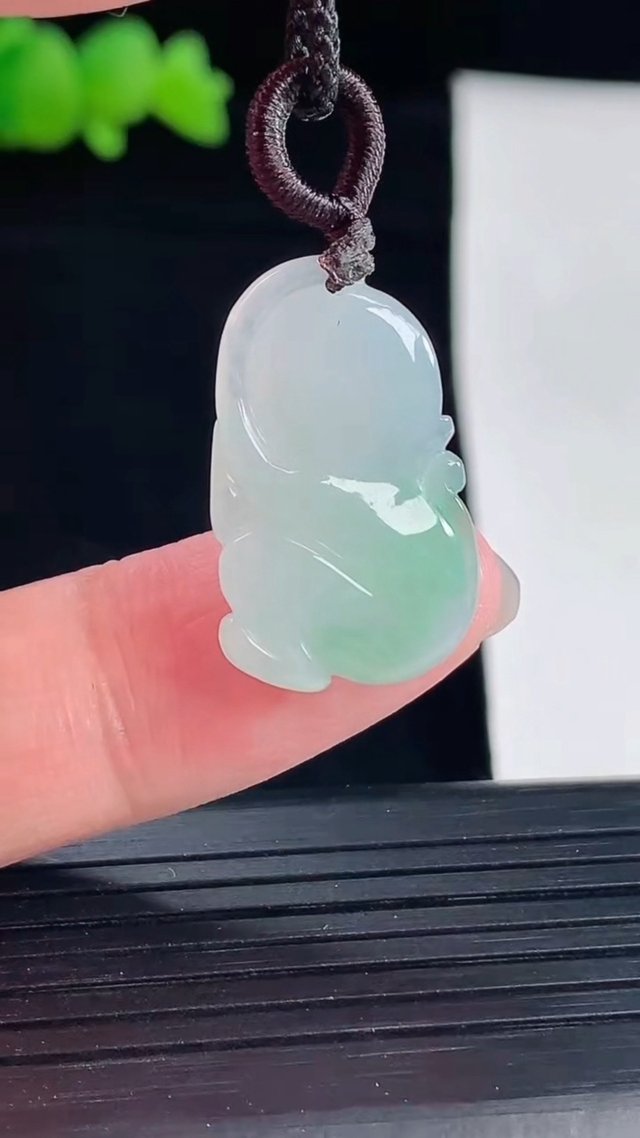 天然A货翡翠生肖猴吊坠，尺寸23-14.6-4.5重量:2.86g
5月6日