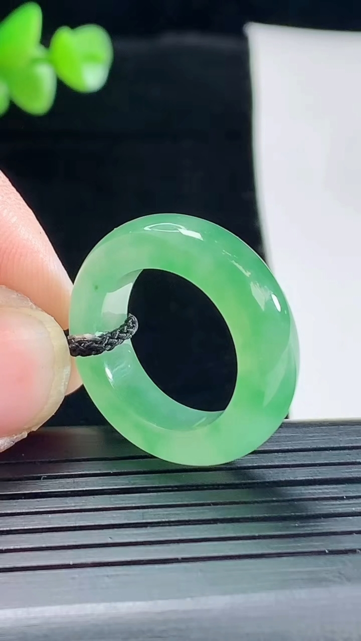天然A货翡翠玉指环 戒指，尺寸16.6-6.2-4.5重量:5.43g2026年5月6日
工厂直销收