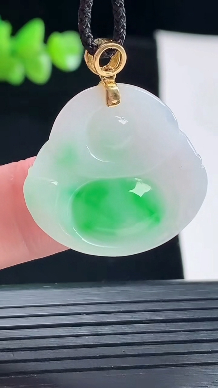 天然A货翡翠佛公吊坠，尺寸24-26-5.6重量:5.70g
5月6日