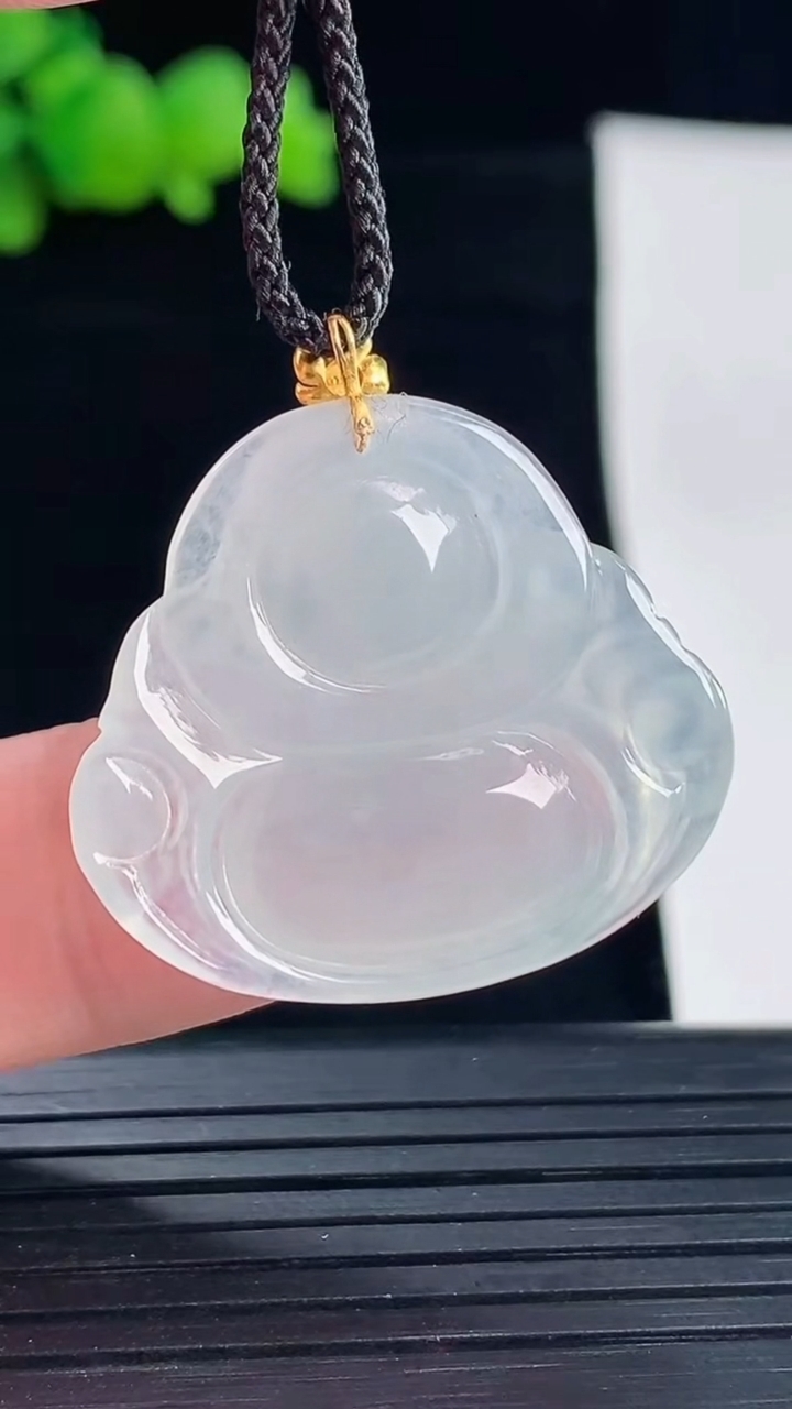 天然A货翡翠种白冰佛公吊坠，尺寸25-29.5-5重量:5.40g
5月6日
