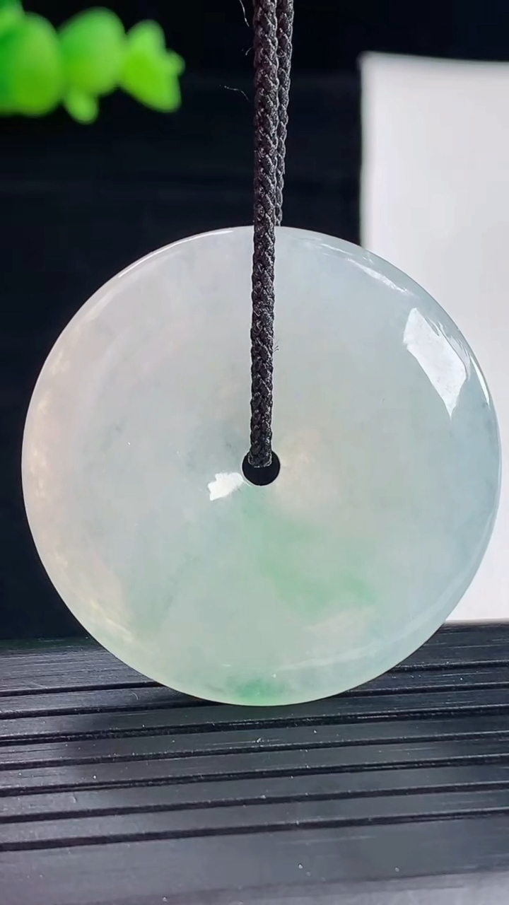 天然A货翡翠平安扣吊坠，尺寸36-6重量:16.33g
5月6日